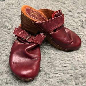 Sbicca women’s soft leather wooden heel clogs- burgundy color